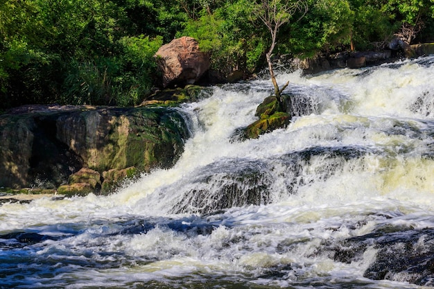 Photo cascade sur la rivière inhulets à kryvyi rih en ukraine