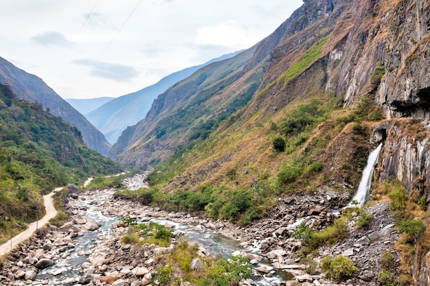 Cascade de la rivière urubamba près de machu picchu au pérou