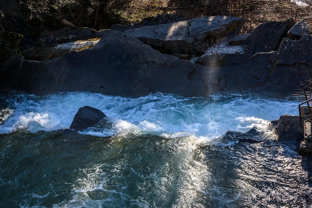 Cascade sur la rivière Zhane aux beaux jours d'hiver Krasnodar Krai Gelendzhik Russie