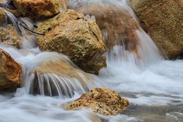 Cascade et rochers couverts de mousse