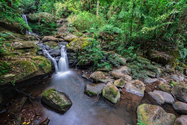 Cascade de Sapan nan ThailandSapan est un petit village tranquille dans la montagne