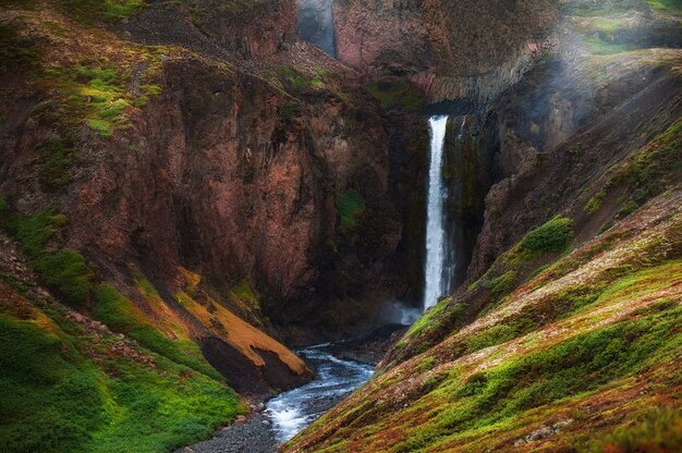 Cascade sauvage sur l'île Disco, dans l'ouest du Groenland. Beau paysage d'été