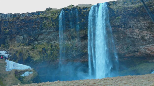 La cascade de Seljalandsfoss à Reykjavik vers mars 2023 avec des paysages et des paysages islandais. Un ruisseau d'eau tombant d'une falaise en Islande, une cascade scandinave s'écoulant des collines.