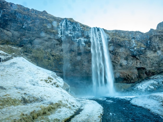 Cascade de Siljalandsfoss en Islande grande cascade avec falaise naturelle avec neige et glace autour