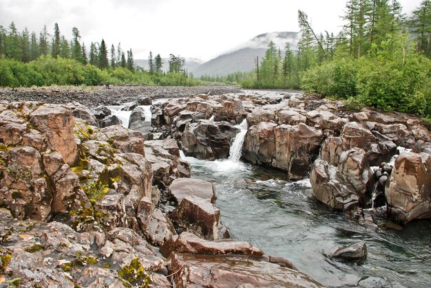 Cascade Six jets sur la rivière