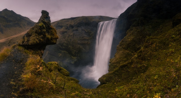 Cascade de Skógafoss dans le sud de l'Islande.