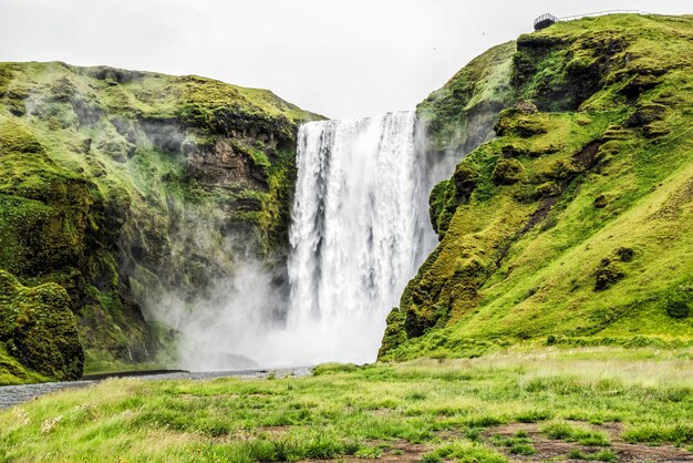 Cascade de Skogafoss en Islande en été.