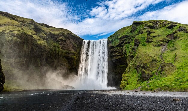 Cascade de Skogafoss en Islande pendant une journée d'été