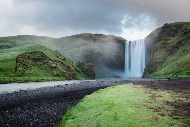 Cascade de Skogafoss et rivière Skoga