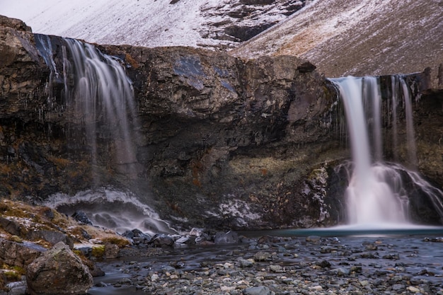 Cascade Skutafoss dans la vallée de Thorgeirsstadadalur dans l'est de l'Islande