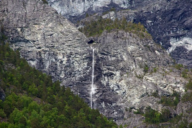 La cascade sur Sognefjord Norvège