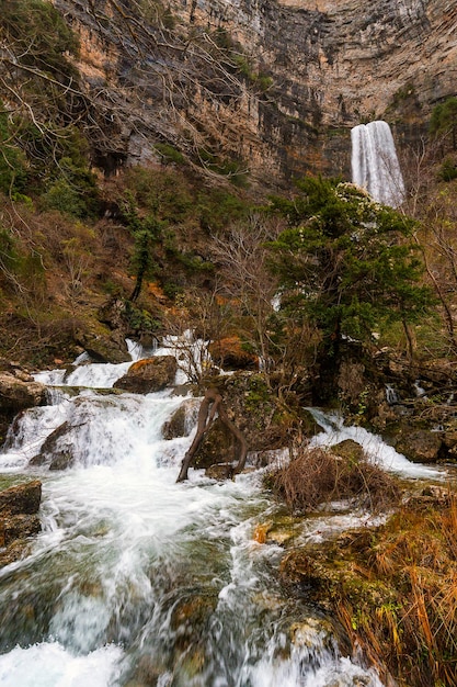 Cascade à la source de la rivière mundo