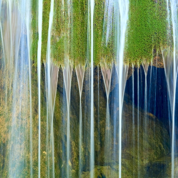 Cascade "Sribni Struji" (filaments argentés). Crimée, Ukraine. Exposition à long terme.