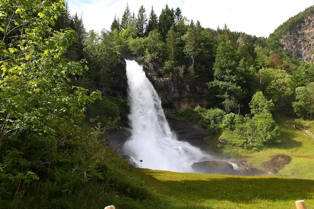 Cascade de Steinsdalsfossen en Norvège Scandinavie