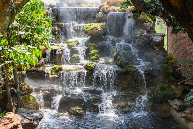 Cascade en Thaïlande, belle cascade dans le jardin d'arrière-cour