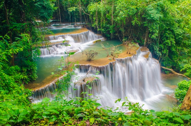 Cascade de la Thaïlande à Kanjanaburi (Huay Mae Kamin)