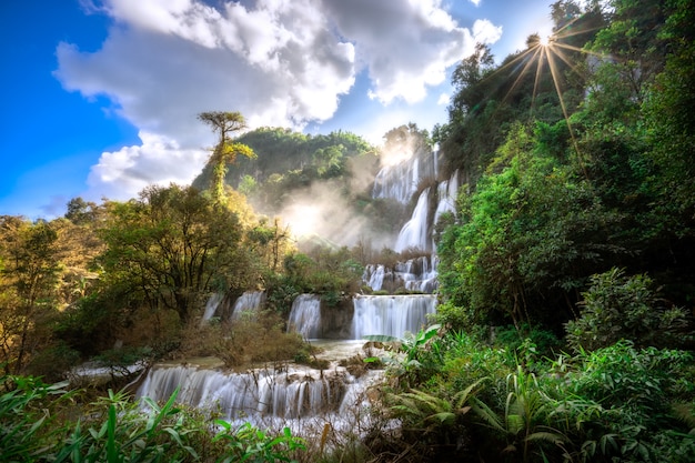 Photo la cascade thi lor su est la plus belle cascade de thaïlande.