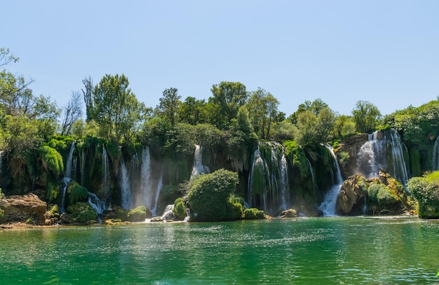 Une cascade très pittoresque se trouve dans le parc national de Kravice en Bosnie-Herzégovine.