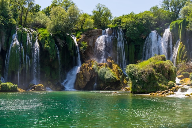 Une cascade très pittoresque se trouve dans le parc national de Kravice en Bosnie-Herzégovine