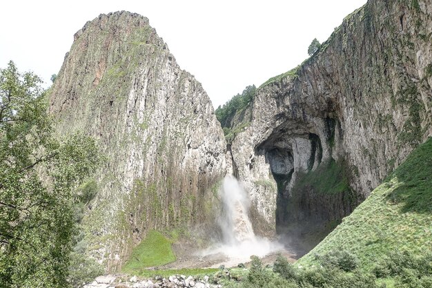 Cascade de TuzlukShapa entourée par les montagnes du Caucase près d'Elbrus Jilysu Russie