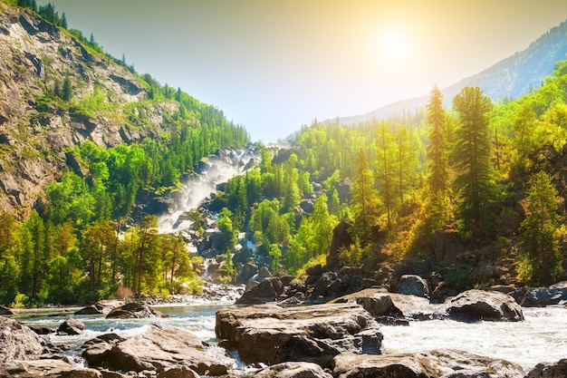 Cascade d'Uchar dans les montagnes de l'Altaï, en Sibérie, en Russie. Destination de voyage célèbre. Beau paysage d'été