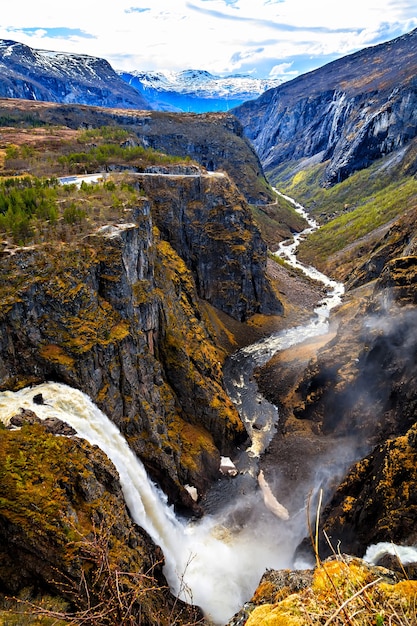 La cascade Voringfossen et la rivière qui coule à travers la gorge