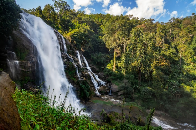 Cascade de Wachirathan Falls à Chang Mai Thaïlande