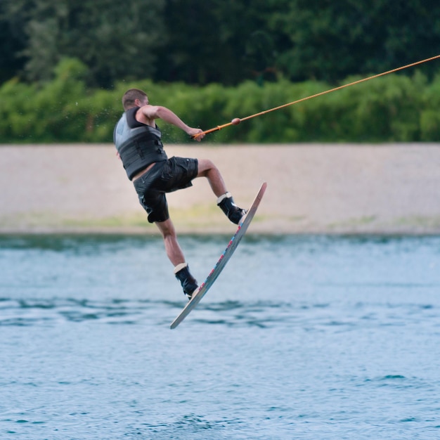 Une cascade sur wakeboard