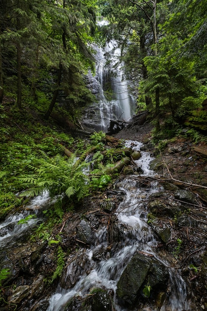 La cascade de Yalyn, la plus haute cascade des Carpates ukrainiennes