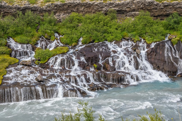 Cascades de Hraunfossar à borgarfjordur en Islande