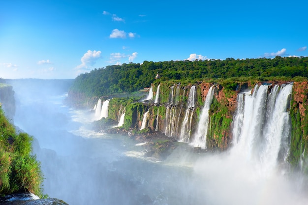 Cascades d'Iguazu en Argentine, vue depuis la bouche du diable sur une brume de journée ensoleillée de l'eau qui tombe. De l'eau puissante coule sur la rivière Iguazu.