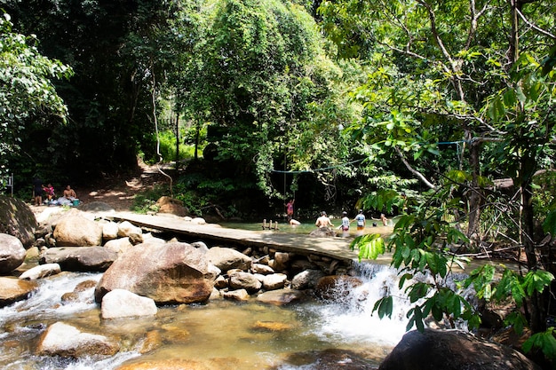 Photo cascades de namtok khao khram dans la forêt de jungle de montagne du parc national de khao pu khao ya pour les voyageurs thaïlandais voyage visite repos détente dans la ville de srinakarin le 13 octobre 2023 à phatthalung thaïlande