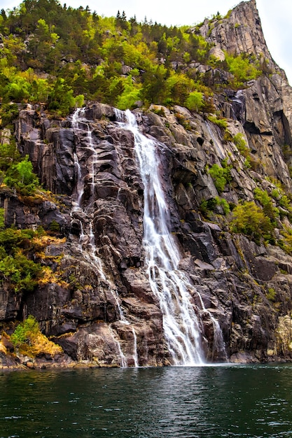 L'une des cascades norvégiennes, vue depuis l'eau