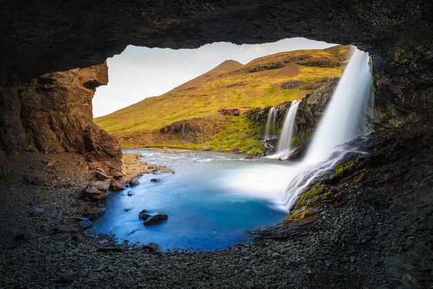 Cascades de Skutafoss près de Hofn en Islande photographiées depuis une grotte