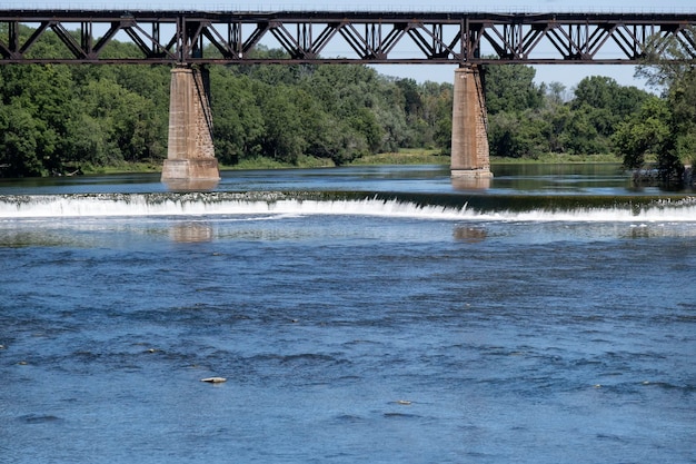 Cascades sous un pont