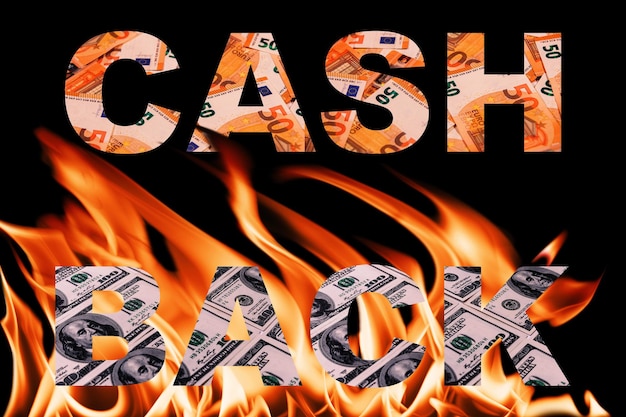 CASH BACK le texte créatif est écrit sur des billets en EUR et en USD sur fond de flammes de feu