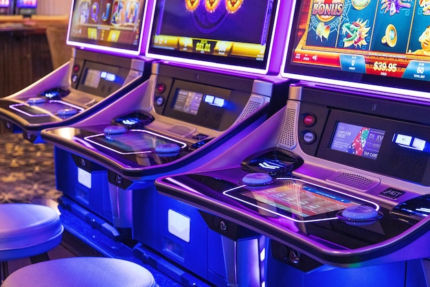 Casino de jeu de blackjack et machines à sous attendant que les joueurs et les touristes dépensent de l'argent