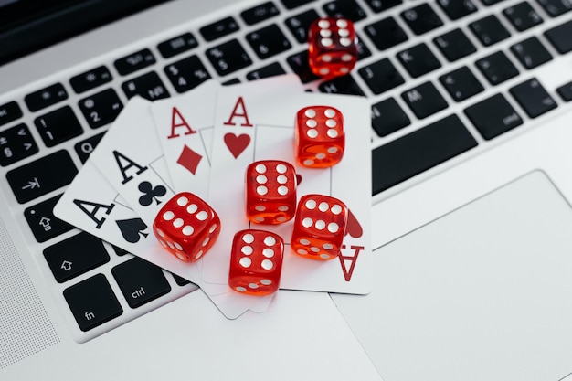 Casino en ligne et concept d'entreprise de jeu Cartes et dés sur un ordinateur portable