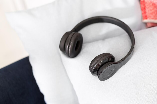 Casque allongé sur un oreiller pour écouter de la musique relaxante