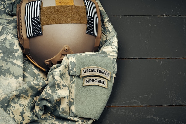 Photo casque d'armure militaire américaine sur gros plan en bois