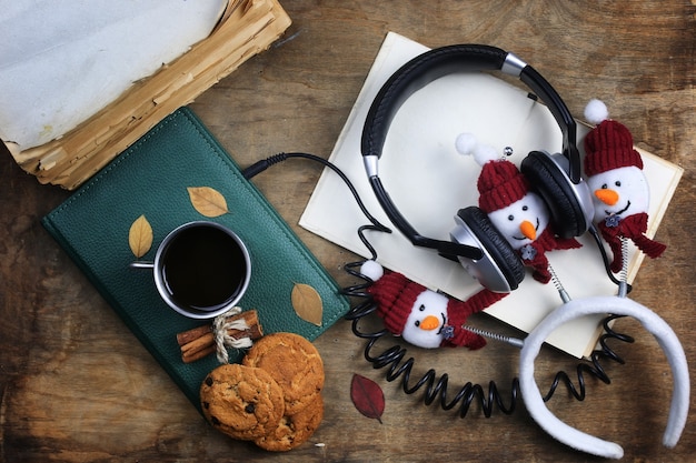 Casque audio et livre sur une table en bois