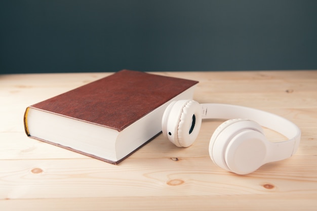 Photo casque blanc blanc sur le livre et une loupe