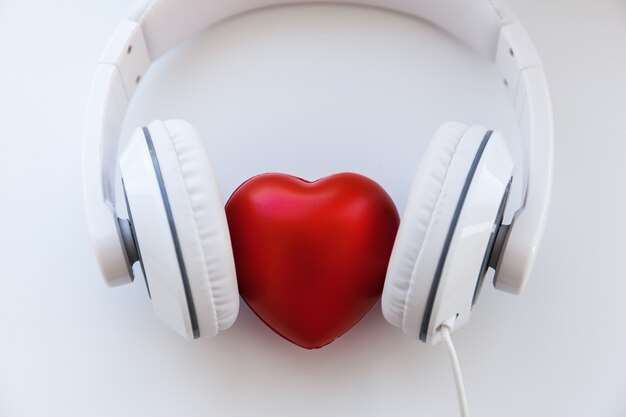 Casque blanc et forme de coeur rouge au milieu