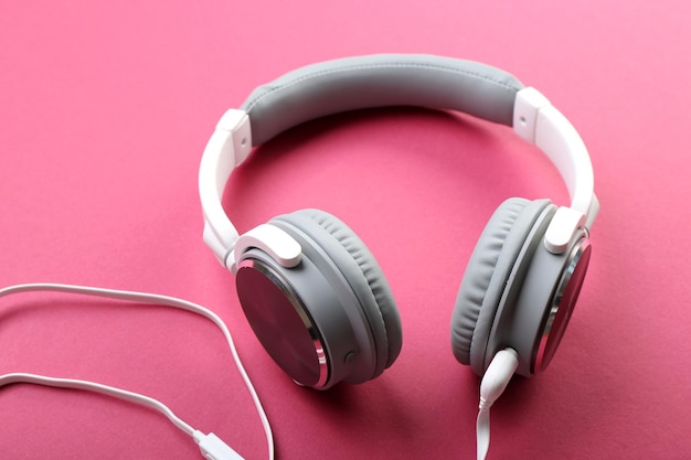 Casque blanc et gris sur fond rose