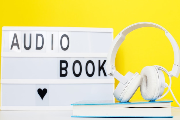 casque blanc avec livre sur fond jaune