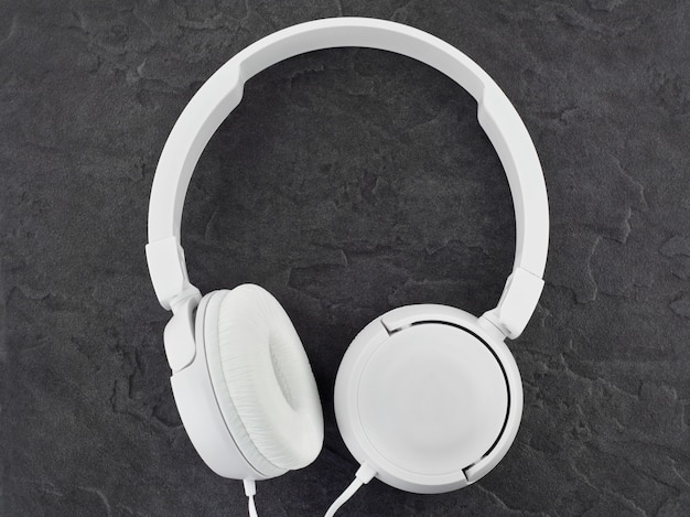 Casque blanc moderne sur une pierre