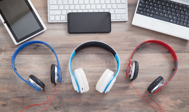 Casque bleu, blanc, rouge sur le fond en bois.