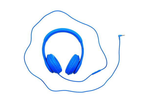 Photo casque bleu et fil isolé sur fond blanc. concept d'objet de musique