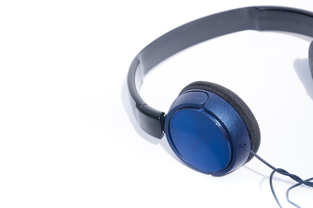 Casque bleu sur fond blanc