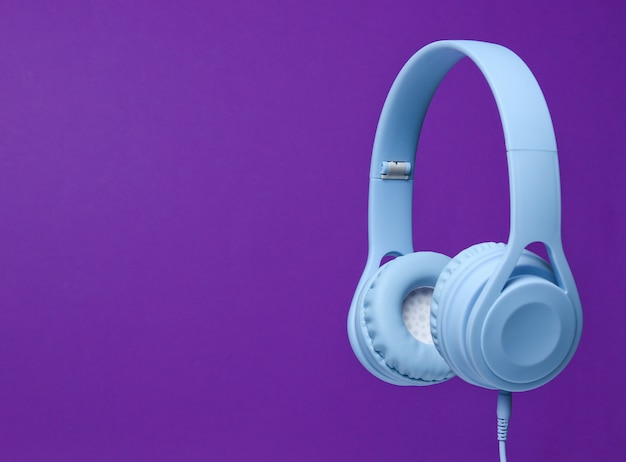 Casque bleu photo surround 3D sur fond violet